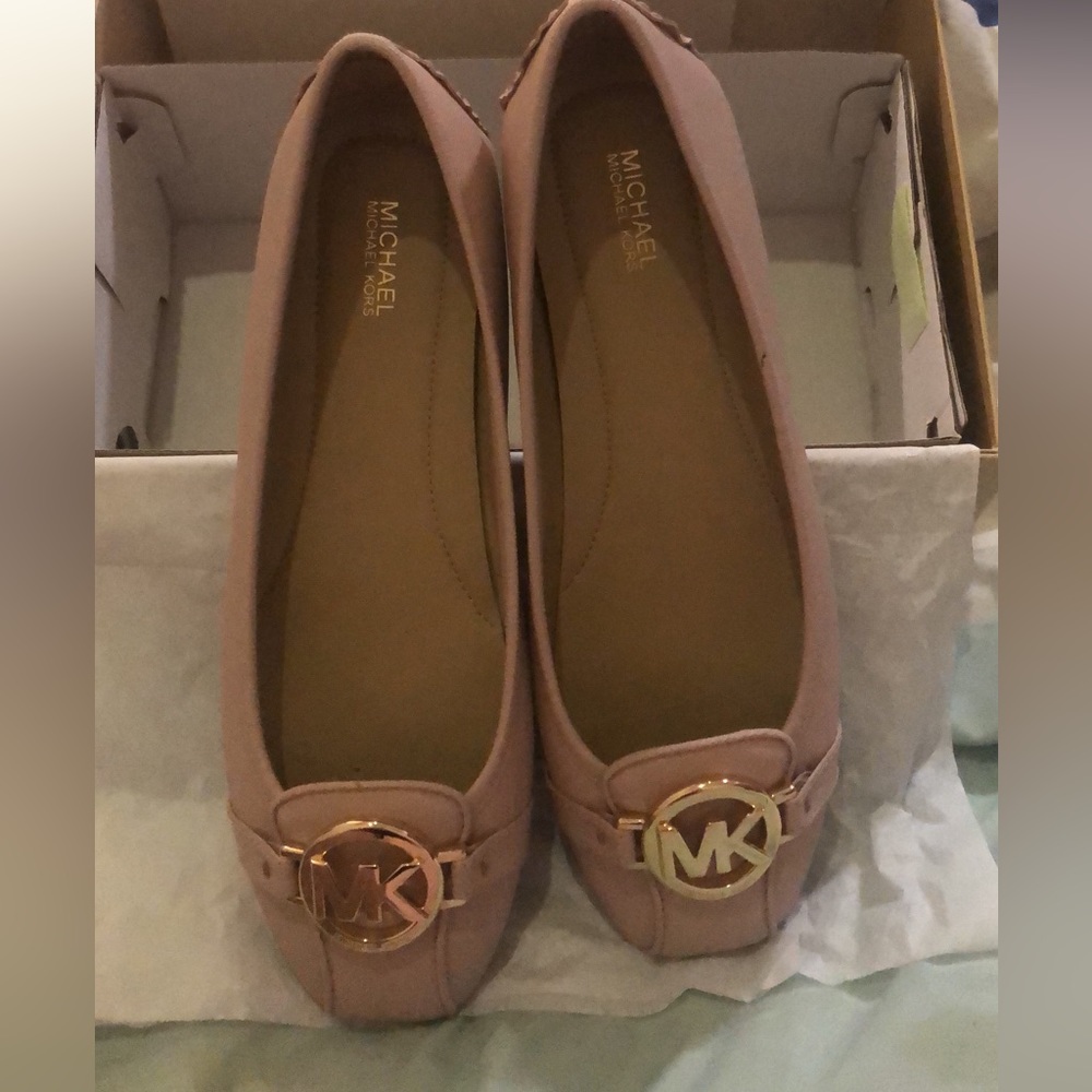 Brand new Michael Kors flats still in box they are a size 8. Never worn